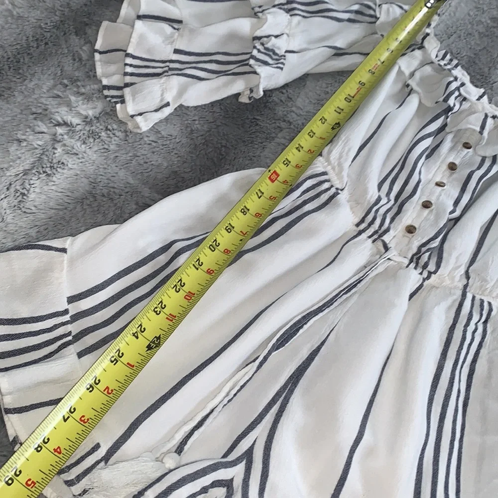 American Eagle XS Striped Ruffle Romper EUC Navy & White - Picture 13 of 15